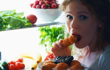 Što se događa s osobom koja redovito jede kasno navečer